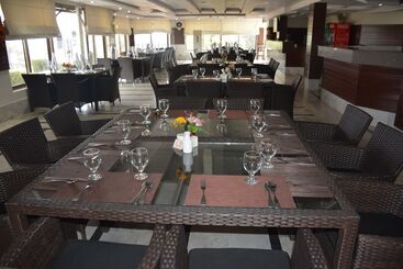 هتل Chinar Family Resort