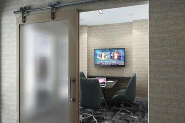 هتل Courtyard By Marriott Houston Intercontinental Airport