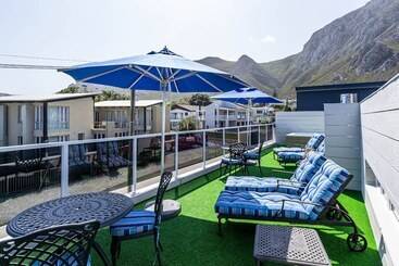 تختخواب و صبحانه Whale Coast Ocean Villa