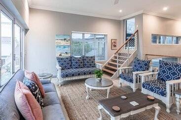 تختخواب و صبحانه Whale Coast Ocean Villa