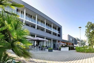 هتل Golden Tulip Pornic Suites