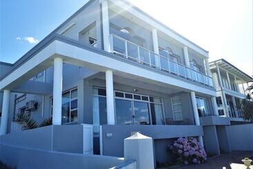 هتل Hermanus Beachfront Lodge Solar Power