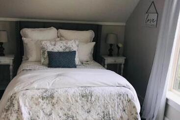 فندق The Farmhouse Inn & Kitchen, 2 Blocks From Downtown Whitefish, Montana