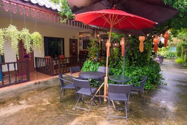 تختخواب و صبحانه Gita's House