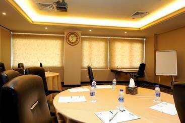 هتل Golden Tulip Al Khobar Suites