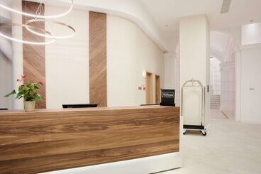 هتل Hilton Garden Inn Bucharest Old Town