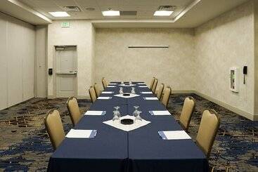 هتل Holiday Inn Express & Suites   Aurora Medical Campus, An Ihg