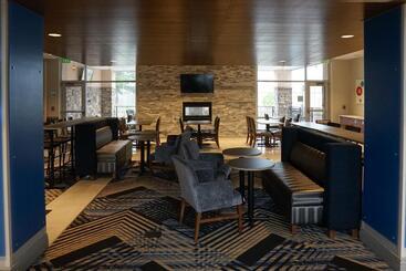 هتل Holiday Inn Express & Suites   Aurora Medical Campus, An Ihg