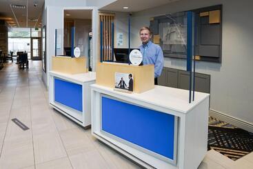 هتل Holiday Inn Express & Suites   Aurora Medical Campus, An Ihg