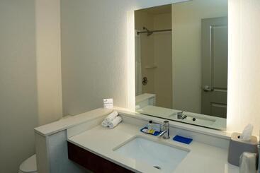 هتل Holiday Inn Express & Suites   Aurora Medical Campus, An Ihg