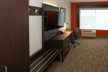 هتل Holiday Inn Express & Suites   Aurora Medical Campus, An Ihg