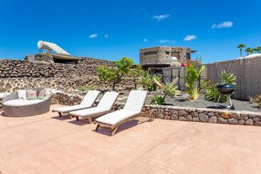 استراحتگاه Eco Village Finca De Arrieta   Yurts And Stone Cottages   Shared Pool   Walking Distance To Arrieta