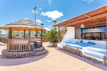 استراحتگاه Eco Village Finca De Arrieta   Yurts And Stone Cottages   Shared Pool   Walking Distance To Arrieta