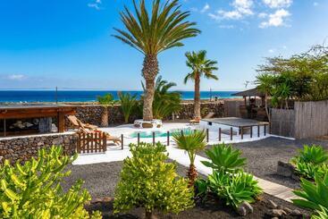 استراحتگاه Eco Village Finca De Arrieta   Yurts And Stone Cottages   Shared Pool   Walking Distance To Arrieta
