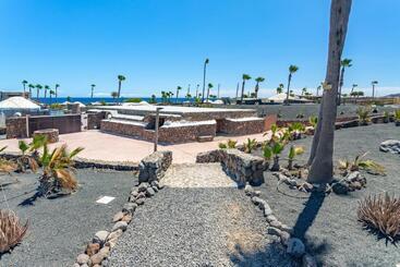 استراحتگاه Eco Village Finca De Arrieta   Yurts And Stone Cottages   Shared Pool   Walking Distance To Arrieta