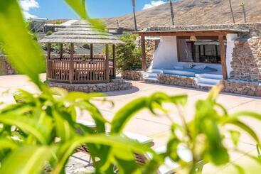 استراحتگاه Eco Village Finca De Arrieta   Yurts And Stone Cottages   Shared Pool   Walking Distance To Arrieta