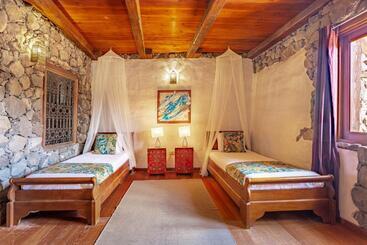 استراحتگاه Eco Village Finca De Arrieta   Yurts And Stone Cottages   Shared Pool   Walking Distance To Arrieta