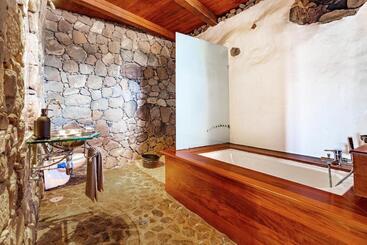 استراحتگاه Eco Village Finca De Arrieta   Yurts And Stone Cottages   Shared Pool   Walking Distance To Arrieta
