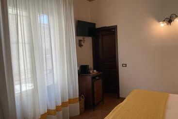 تختخواب و صبحانه Ai Dammusi Rooms