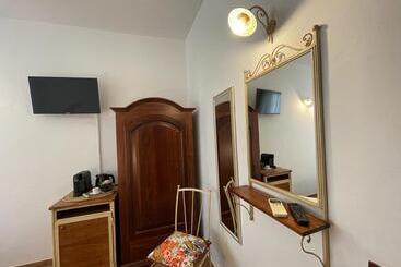 تختخواب و صبحانه Ai Dammusi Rooms