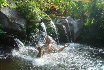 تختخواب و صبحانه Lovina Central Hostel