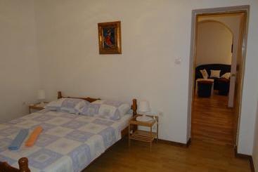تختخواب و صبحانه Room Josip