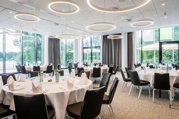 هتل Courtyard By Marriott Wolfsburg