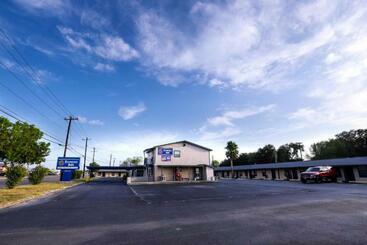 هتل Economy Inn Kingsville