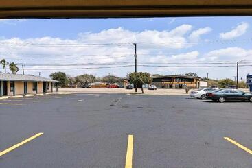 هتل Economy Inn Kingsville