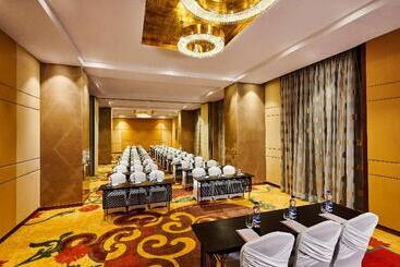 هتل Hilton Garden Inn Lucknow