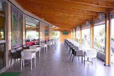 هتل Hôtel Hadaik Ain Asserdoune