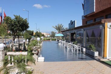 هتل Hôtel Hadaik Ain Asserdoune