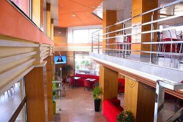 هتل Hôtel Hadaik Ain Asserdoune
