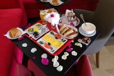 هتل Hôtel Hadaik Ain Asserdoune