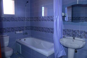 هتل Hôtel Hadaik Ain Asserdoune