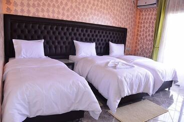 هتل Hôtel Hadaik Ain Asserdoune