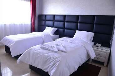 هتل Hôtel Hadaik Ain Asserdoune