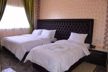 هتل Hôtel Hadaik Ain Asserdoune