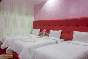هتل Hôtel Hadaik Ain Asserdoune