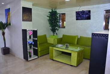 هتل Hôtel Hadaik Ain Asserdoune