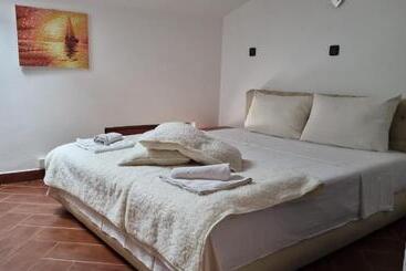 هتل Rooms Laura