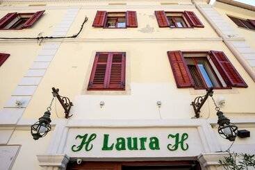 هتل Rooms Laura
