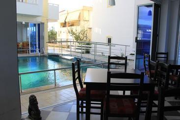 هتل Relax Apartments Ksamil