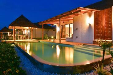 استراحتگاه The Royal Sands Koh Rong