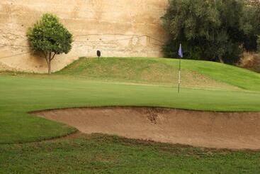 تختخواب و صبحانه Riad Golf Stinia