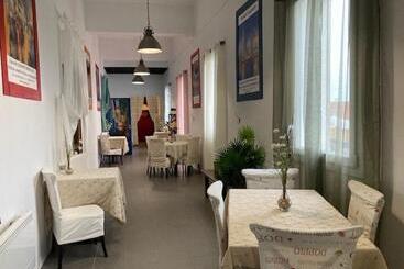 تختخواب و صبحانه The Corner Properties