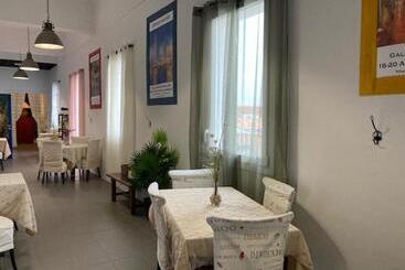 تختخواب و صبحانه The Corner Properties
