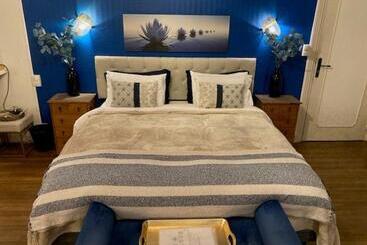 تختخواب و صبحانه The Corner Properties
