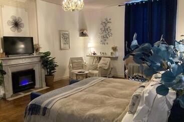تختخواب و صبحانه The Corner Properties