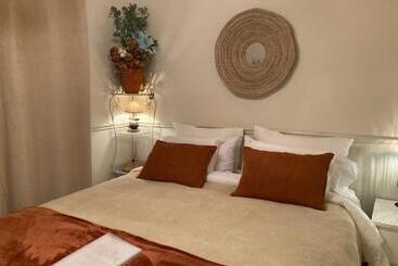 تختخواب و صبحانه The Corner Properties
